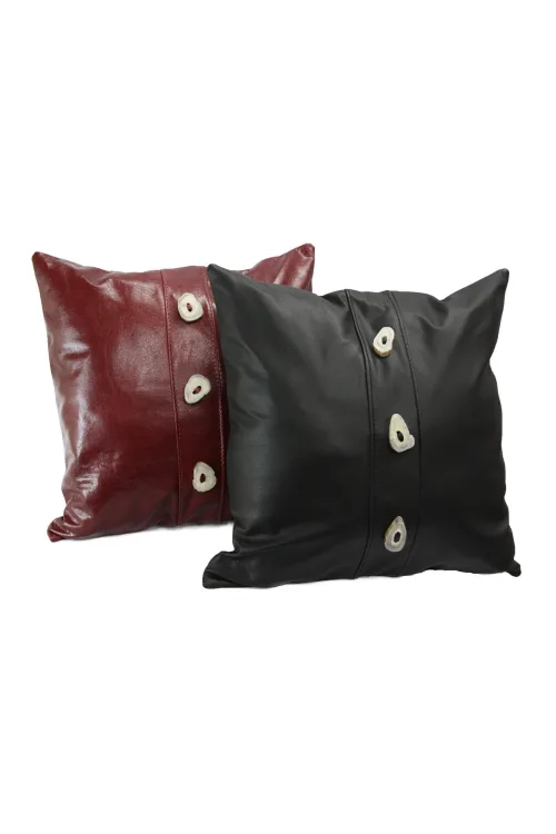 Coussin 14 x 14 (po) cuirs et boutons panache | Accessoires de décorations | BILODEAU Canada