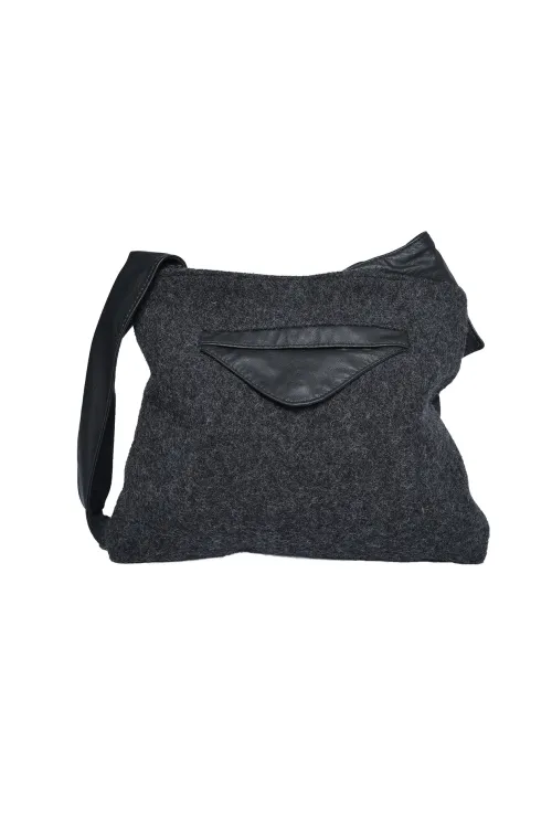 Sac à main en fourrure de Loup Marin noir, lainage et cuir - Julia |  | BILODEAU Canada