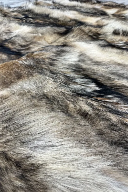 Jeté en fourrure de Coyote | Accessoires de décorations | BILODEAU Canada